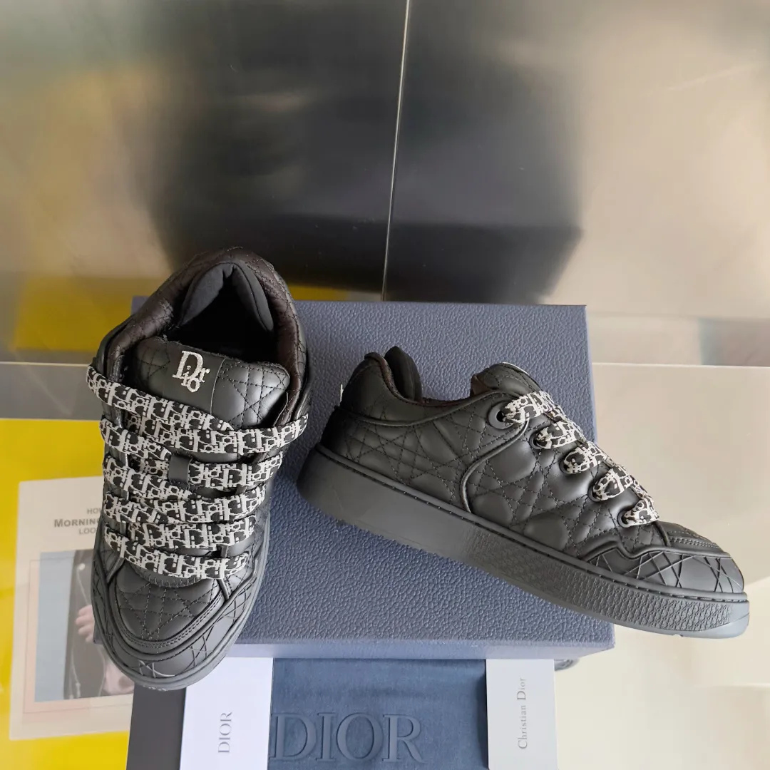 [DIOR] P: 820💰 Men's 39-44. (Male 38. 45. Customized) Dior Dior B9S series top version bread shoes casual sports shoes skate shoes original purchase development and production This new B9S skateboard sneakers are inspired by skateboarding and Dior's high-order spirit. Crafted from navy blue cotton tweed, the classic cannage pattern is reinterpreted with grained calfskin details in homage to Dior's savoir-faire. Padded tongue and technical fabric leg provide ideal comfort. Iconic details abound throughout the design, such as the Dior signature on the heel and tongue, cannage-patterned panels, and the rubber Dior Charm signature on the side inspired by the Dior logo. The rubber soles engraved with Oblique printing with a gradient effect are more refined and can add a high-end temperament to various looks. Exquisite packaging at the delivery counter🛍📦 ▪️Fabric: Original customized first-layer cowhide + tweed ▪️Inner lining: Customized breathable lining ▪️Outsole: Original open-molded anti-slip TPU material ▪️Sole thickness: 3.5CM.